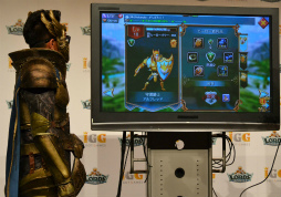 画像ギャラリー No.030のサムネイル画像 / 宮川大輔さんが騎士に,内田理央さんがハンターになって登壇。スマホゲーム「ロードモバイル」の新CM発表会をレポート