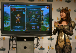 画像ギャラリー No.031のサムネイル画像 / 宮川大輔さんが騎士に,内田理央さんがハンターになって登壇。スマホゲーム「ロードモバイル」の新CM発表会をレポート