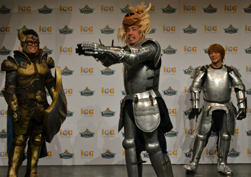 画像ギャラリー No.033のサムネイル画像 / 宮川大輔さんが騎士に,内田理央さんがハンターになって登壇。スマホゲーム「ロードモバイル」の新CM発表会をレポート