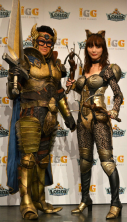 画像ギャラリー No.034のサムネイル画像 / 宮川大輔さんが騎士に,内田理央さんがハンターになって登壇。スマホゲーム「ロードモバイル」の新CM発表会をレポート