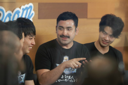 画像ギャラリー No.001のサムネイル画像 / 最強若手芸人を決する「ローモバチャレンジカップ」優勝決戦をレポート。やり込みあり,引きこもりあり,一大決戦を制したのは鬼越トマホーク