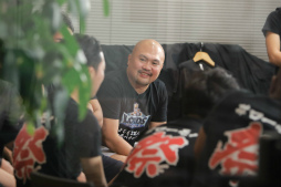 画像ギャラリー No.002のサムネイル画像 / 最強若手芸人を決する「ローモバチャレンジカップ」優勝決戦をレポート。やり込みあり,引きこもりあり,一大決戦を制したのは鬼越トマホーク