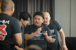 画像ギャラリー No.003のサムネイル画像 / 最強若手芸人を決する「ローモバチャレンジカップ」優勝決戦をレポート。やり込みあり,引きこもりあり,一大決戦を制したのは鬼越トマホーク