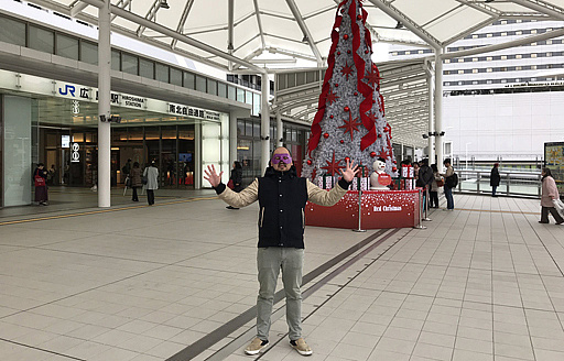 画像ギャラリー No.002のサムネイル画像 / サラリーマンを見つけたのは,冷たい街の温かい人たち。「ローモバ」を運営していたら日本各地に飛ばされた“けんぼう”のクリスマス