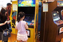 画像ギャラリー No.019のサムネイル画像 / 「PAC-MAN GINZA STYLE」が銀座三越でスタート。120種以上の「パックマン」グッズや,貴重なアーケードゲームが夏休みの銀座に大集合