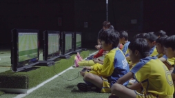 画像ギャラリー No.005のサムネイル画像 / ゲームでサッカーが上手くなる? 「ウイイレ 2017」を使ったトレーニング「ウイトレ」のTVCMが公開