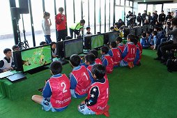 画像ギャラリー No.008のサムネイル画像 / 「ウイニングイレブン 2017」を使ったサッカー教室「ウイトレチャレンジ」が開催。実戦向けの「考えるサッカー」メソッドをゲームで身につけられる