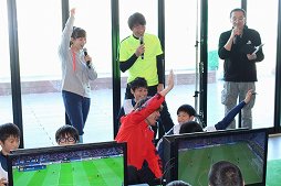 画像ギャラリー No.009のサムネイル画像 / 「ウイニングイレブン 2017」を使ったサッカー教室「ウイトレチャレンジ」が開催。実戦向けの「考えるサッカー」メソッドをゲームで身につけられる