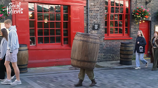 画像ギャラリー No.002のサムネイル画像 / 「箱男」ならぬ「樽男」がロンドンの街に出現。「Sea of Thieves」の変装システムにちなんだ実写ムービー公開