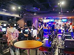 画像ギャラリー No.002のサムネイル画像 / 「鉄拳7」の発売を記念した「e-sports TEKKEN BAR」がオープン。名誉店長に就任したオカダ・カズチカ選手が原田Pをお姫様抱っこしたイベントをレポート