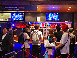 画像ギャラリー No.003のサムネイル画像 / 「鉄拳7」の発売を記念した「e-sports TEKKEN BAR」がオープン。名誉店長に就任したオカダ・カズチカ選手が原田Pをお姫様抱っこしたイベントをレポート