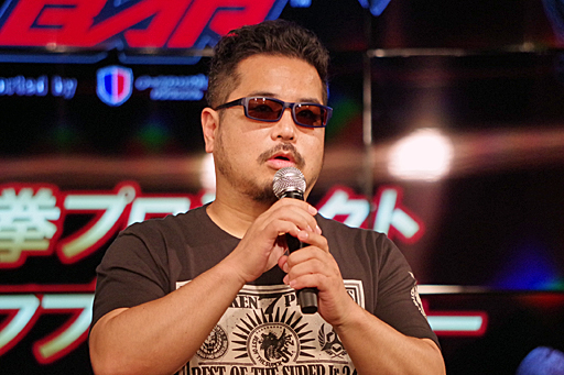 画像ギャラリー No.008のサムネイル画像 / 「鉄拳7」の発売を記念した「e-sports TEKKEN BAR」がオープン。名誉店長に就任したオカダ・カズチカ選手が原田Pをお姫様抱っこしたイベントをレポート