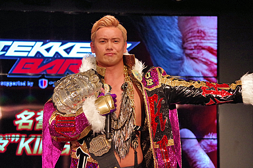 画像ギャラリー No.014のサムネイル画像 / 「鉄拳7」の発売を記念した「e-sports TEKKEN BAR」がオープン。名誉店長に就任したオカダ・カズチカ選手が原田Pをお姫様抱っこしたイベントをレポート