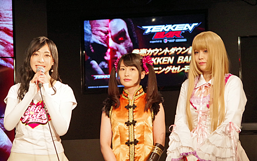 画像ギャラリー No.019のサムネイル画像 / 「鉄拳7」の発売を記念した「e-sports TEKKEN BAR」がオープン。名誉店長に就任したオカダ・カズチカ選手が原田Pをお姫様抱っこしたイベントをレポート