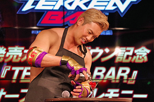 画像ギャラリー No.020のサムネイル画像 / 「鉄拳7」の発売を記念した「e-sports TEKKEN BAR」がオープン。名誉店長に就任したオカダ・カズチカ選手が原田Pをお姫様抱っこしたイベントをレポート
