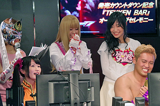 画像ギャラリー No.023のサムネイル画像 / 「鉄拳7」の発売を記念した「e-sports TEKKEN BAR」がオープン。名誉店長に就任したオカダ・カズチカ選手が原田Pをお姫様抱っこしたイベントをレポート