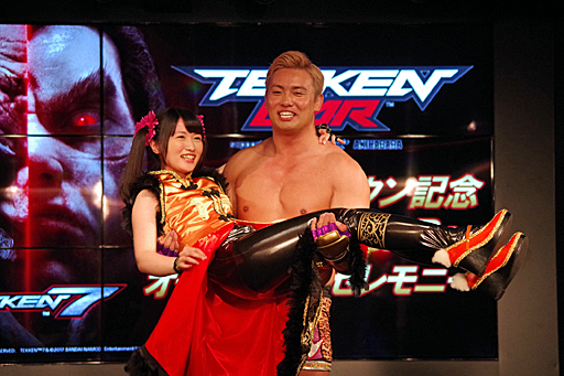 画像ギャラリー No.024のサムネイル画像 / 「鉄拳7」の発売を記念した「e-sports TEKKEN BAR」がオープン。名誉店長に就任したオカダ・カズチカ選手が原田Pをお姫様抱っこしたイベントをレポート