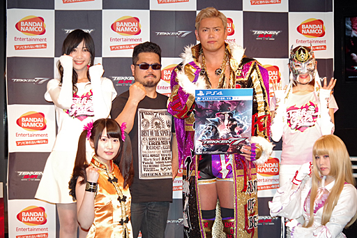 画像ギャラリー No.027のサムネイル画像 / 「鉄拳7」の発売を記念した「e-sports TEKKEN BAR」がオープン。名誉店長に就任したオカダ・カズチカ選手が原田Pをお姫様抱っこしたイベントをレポート