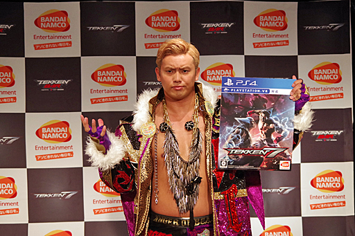 画像ギャラリー No.028のサムネイル画像 / 「鉄拳7」の発売を記念した「e-sports TEKKEN BAR」がオープン。名誉店長に就任したオカダ・カズチカ選手が原田Pをお姫様抱っこしたイベントをレポート