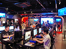 画像ギャラリー No.030のサムネイル画像 / 「鉄拳7」の発売を記念した「e-sports TEKKEN BAR」がオープン。名誉店長に就任したオカダ・カズチカ選手が原田Pをお姫様抱っこしたイベントをレポート