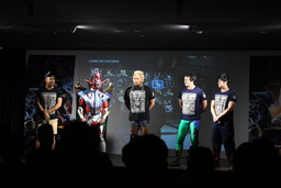 画像ギャラリー No.002のサムネイル画像 / 新日本プロレス×「鉄拳7」企画「TEKKEN7 Battle Tournament 2017」の動画が公開。反則許容のルールでレスラー4人が大激突