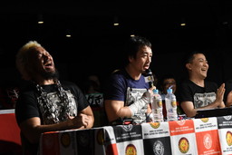 画像ギャラリー No.004のサムネイル画像 / 新日本プロレス×「鉄拳7」企画「TEKKEN7 Battle Tournament 2017」の動画が公開。反則許容のルールでレスラー4人が大激突