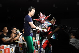 画像ギャラリー No.005のサムネイル画像 / 新日本プロレス×「鉄拳7」企画「TEKKEN7 Battle Tournament 2017」の動画が公開。反則許容のルールでレスラー4人が大激突