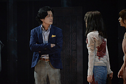 画像ギャラリー No.003のサムネイル画像 / 本日から東京公演がスタートした，舞台「BIOHAZARD THE Experience」ゲネプロをレポート。不気味な洋館に閉じ込められた13人の男女の物語