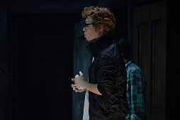 画像ギャラリー No.005のサムネイル画像 / 本日から東京公演がスタートした，舞台「BIOHAZARD THE Experience」ゲネプロをレポート。不気味な洋館に閉じ込められた13人の男女の物語