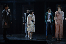 画像ギャラリー No.008のサムネイル画像 / 本日から東京公演がスタートした，舞台「BIOHAZARD THE Experience」ゲネプロをレポート。不気味な洋館に閉じ込められた13人の男女の物語