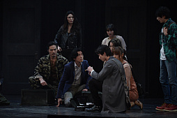 画像ギャラリー No.014のサムネイル画像 / 本日から東京公演がスタートした，舞台「BIOHAZARD THE Experience」ゲネプロをレポート。不気味な洋館に閉じ込められた13人の男女の物語