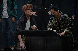 画像ギャラリー No.016のサムネイル画像 / 本日から東京公演がスタートした，舞台「BIOHAZARD THE Experience」ゲネプロをレポート。不気味な洋館に閉じ込められた13人の男女の物語