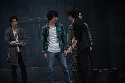 画像ギャラリー No.018のサムネイル画像 / 本日から東京公演がスタートした，舞台「BIOHAZARD THE Experience」ゲネプロをレポート。不気味な洋館に閉じ込められた13人の男女の物語