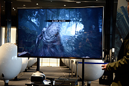 画像ギャラリー No.008のサムネイル画像 / 「バイオハザード7」と「コニカミノルタ VirtuaLink in DiverCity Tokyo Plaza」のコラボを記念したイベントをレポート。タレントのてんちむさんが登場したほか,開発スタッフのトークも