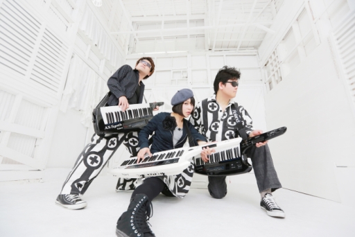 画像ギャラリー No.002のサムネイル画像 / 「Side Kicks!」に音楽ユニット「Trimonia」(トリモニア)の3人が参加