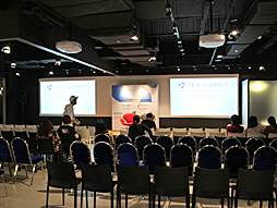 画像ギャラリー No.003のサムネイル画像 / 「NieR:Automata」はこうして作られた。ディレクターのヨコオタロウ氏とプロデューサーの齊藤陽介氏が,シンガポールのゲームイベントで述べたこと