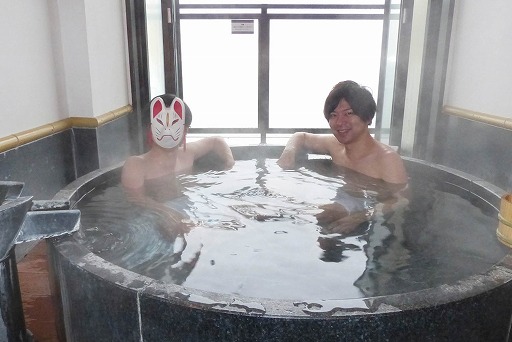 画像ギャラリー No.001のサムネイル画像 / 「BLUE REFLECTION 幻に舞う少女の剣」と「蒼き革命のヴァルキュリア」のコラボが実現。岸田メル氏と清原 紘氏が湯船で熱い思いを語り合った