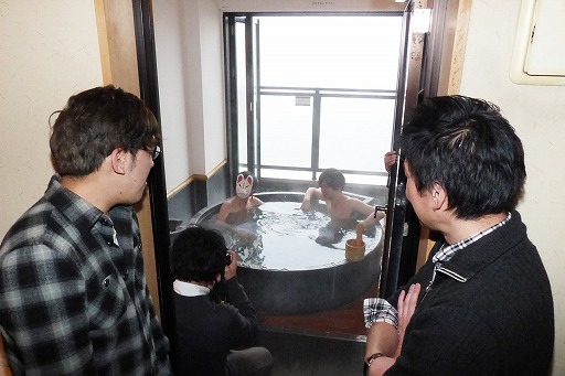 画像ギャラリー No.002のサムネイル画像 / 「BLUE REFLECTION 幻に舞う少女の剣」と「蒼き革命のヴァルキュリア」のコラボが実現。岸田メル氏と清原 紘氏が湯船で熱い思いを語り合った