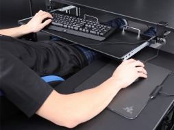 画像ギャラリー No.005のサムネイル画像 / Bauhutte,「後傾姿勢でのFPSエイム用」とする昇降式サイドデスクを発売