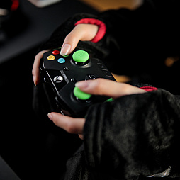 画像ギャラリー No.002のサムネイル画像 / Bauhutte,「着る毛布」のゲーマー向けモデル発売