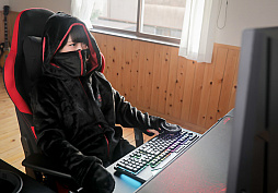 画像ギャラリー No.013のサムネイル画像 / Bauhutte,「着る毛布」のゲーマー向けモデル発売