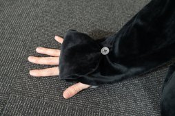 画像ギャラリー No.010のサムネイル画像 / Bauhutteのゲーマー向け“着る毛布”「ダメ着4G」に4Gamerコラボモデルが登場。その使用感をばっちり紹介