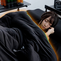 画像ギャラリー No.003のサムネイル画像 / Bauhutte,毛布にくるまったままスマホでゲームができる「ゲーミング毛布」を発売