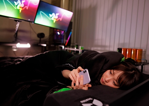 画像ギャラリー No.005のサムネイル画像 / Bauhutte,毛布にくるまったままスマホでゲームができる「ゲーミング毛布」を発売