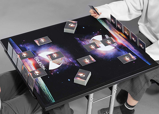 画像ギャラリー No.004のサムネイル画像 / カードを立てて置けるスタンドが付いた対戦カードゲーム用デスク「デュエルデスク」が登場