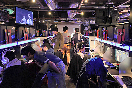 画像ギャラリー No.001のサムネイル画像 / 2017年のロードマップも明かされた「BLACK SQUAD クリスマスLANパーティ in 秋葉原」レポート。日韓戦を視野に入れた公式大会の開催が決定