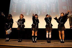 画像ギャラリー No.002のサムネイル画像 / メインキャストが集合した「拡張少女系トライナリー」最終回配信直前上映イベント。強烈なバッティングが来場者を襲う……?