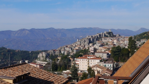 画像ギャラリー No.001のサムネイル画像 / 「デイメア: 1998」誕生の地は,イタリアのとある小さな村。開発会社やゲームのイメージ元となった土地を巡ったオレヴァノ・ロマーノ紀行をお届け