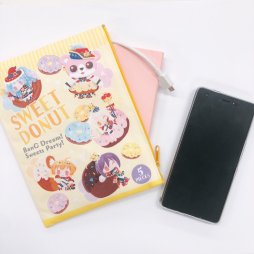 画像ギャラリー No.008のサムネイル画像 / 「バンドリ」が人気イラストレーター“ア・メリカ氏”がコラボ。缶バッジやポーチなどのグッズを発売