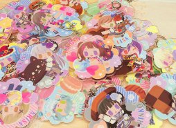 画像ギャラリー No.013のサムネイル画像 / 「バンドリ」が人気イラストレーター“ア・メリカ氏”がコラボ。缶バッジやポーチなどのグッズを発売